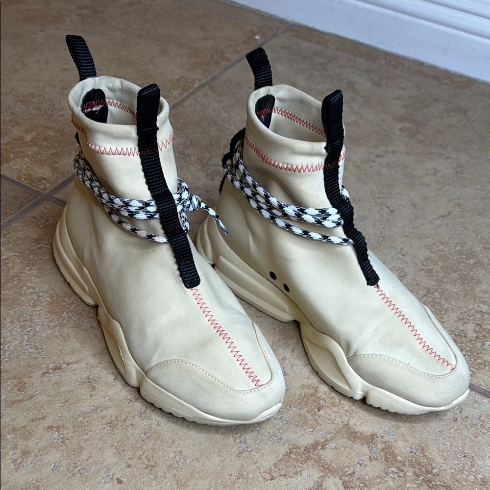 John Geiger 002 cream sneakers